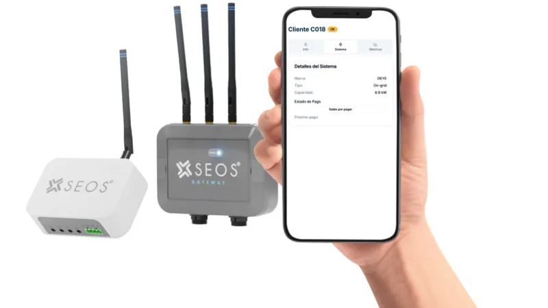 Dispositivo IoT y gateway de SEOS junto a la app de SEOS en un celular